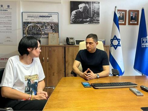 אימו של החייל ניק בייזר בפגישה עם דנילוביץ'(צילום: דוברות עיריית באר שבע)
