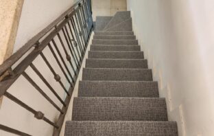 שטיחים מקיר לקיר במדרגות