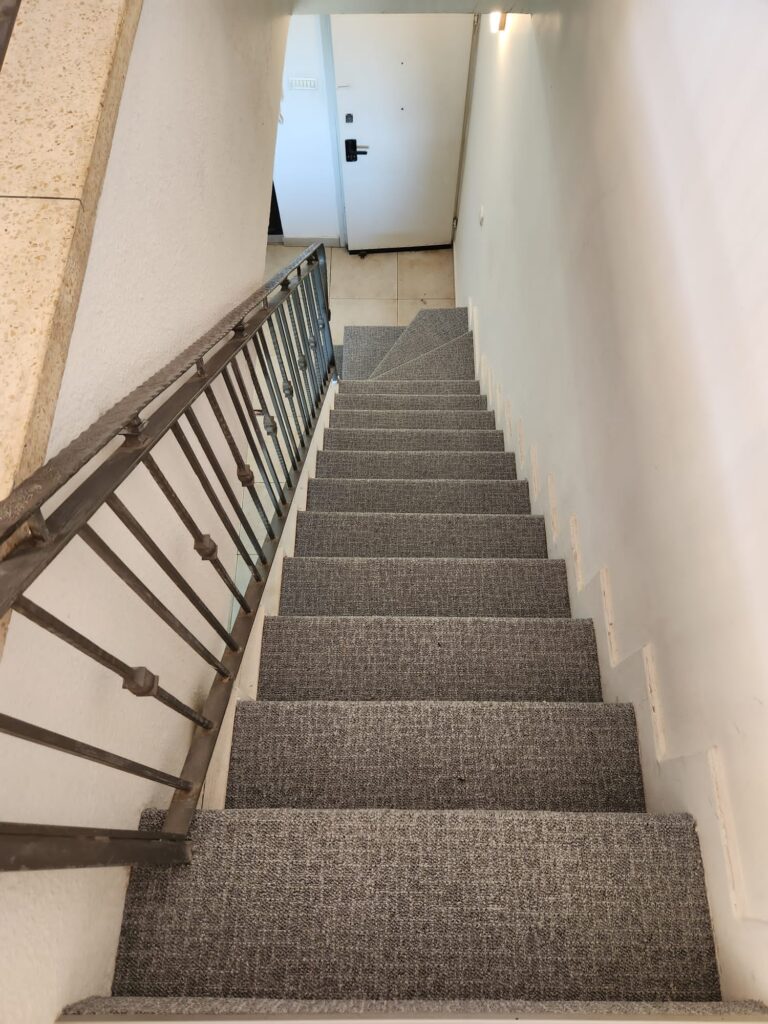 שטיחים מקיר לקיר במדרגות