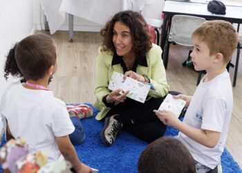 דר חפצי זוהר בשיחה עם תלמידים תמונה גדולה - קרדיט עירית באר שבע
