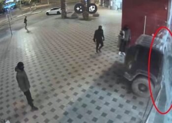 הגיפ מנפץ את שמשת החנות