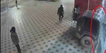 הגיפ מנפץ את שמשת החנות