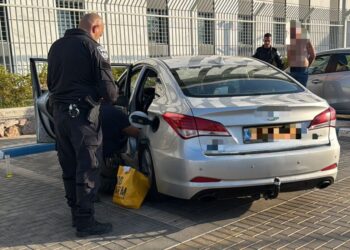 החיפוש ברכב -קרדיט דוברות המשטרה