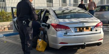 החיפוש ברכב -קרדיט דוברות המשטרה