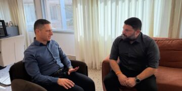 הפגישה בין אלמוג כהן לרוביק דנילוביץ מתוך הפייסבוק