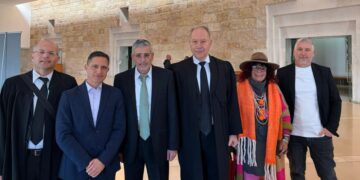 עורך דין אילן בומבך עם ראש עירית באר שבע בבית המשפט העליון