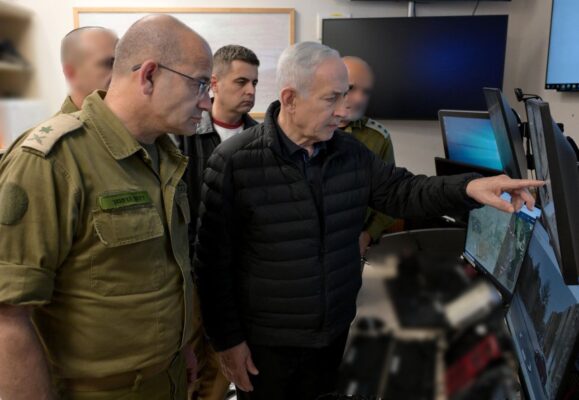 00.50 - ראש הממשלה בנימין נתניהו מקבל עדכון על אירוע הנפילה בערד בחדר המצב.