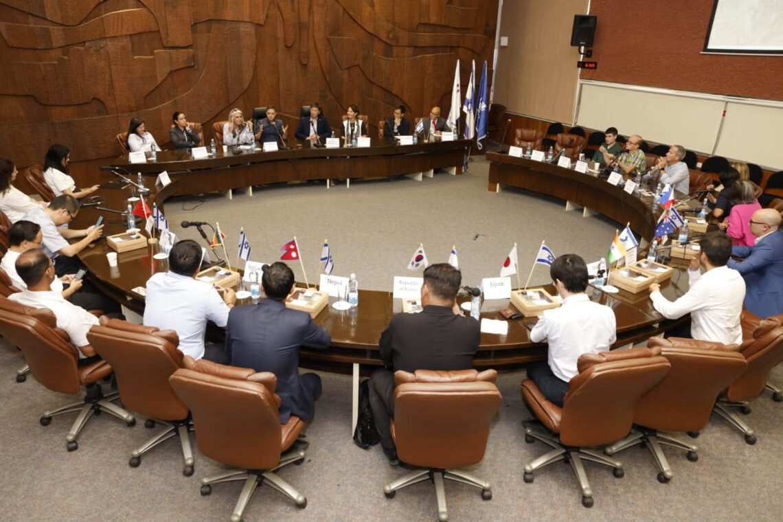 המשלחת מתוך דף הפייסבוק של רוביק דנילוביץ